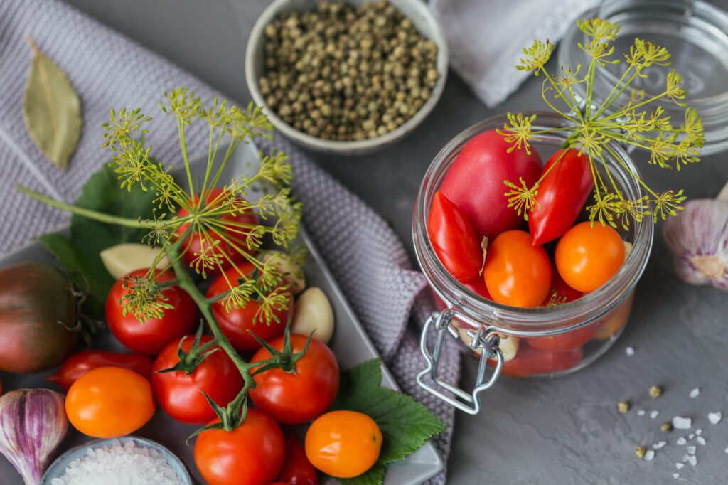Preserving fresh and pickled tomatoes, seasonings and garlic